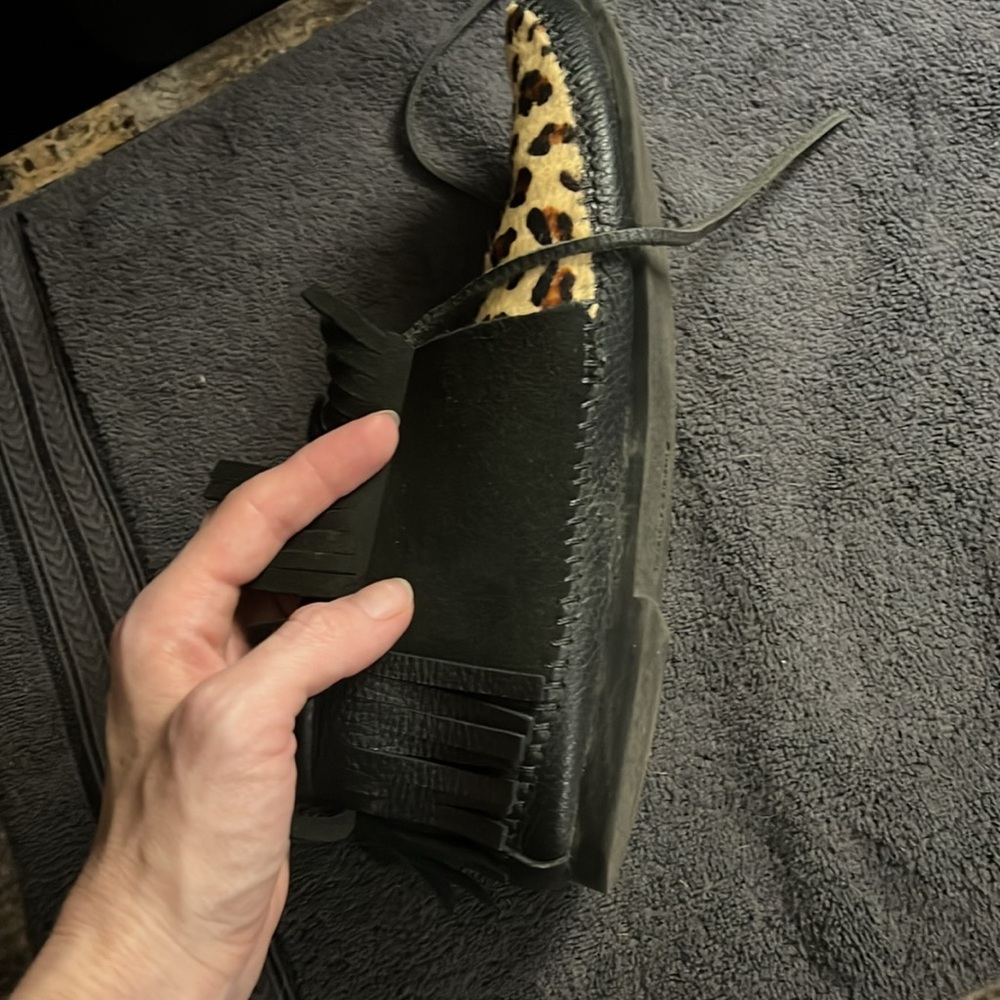 Minnetonka Classic Fringe Hardsole Boot Bootie - Picture 13 of 16